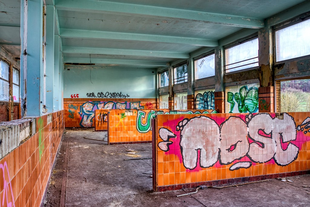 HDR urbex brandweerauto brandweerwagen fire truck camion de pompiers graffiti Sanatorium Dolhain basil decay verlaten kunst art